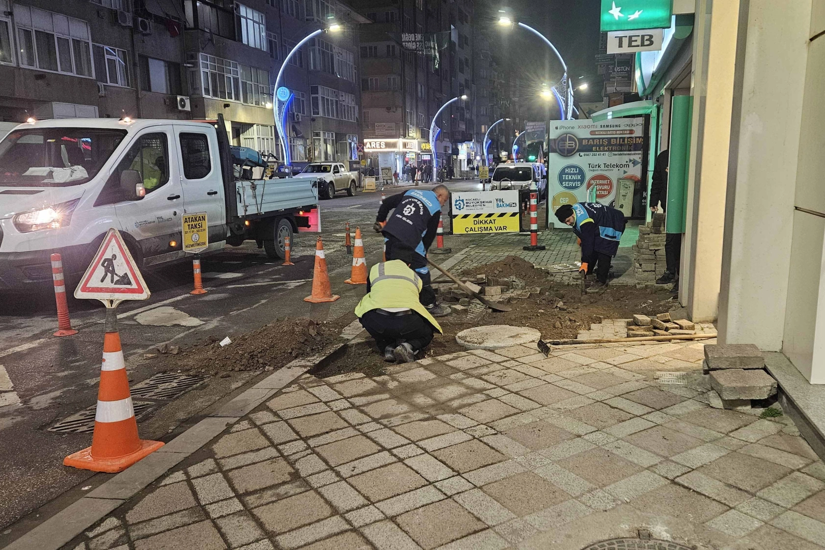 Kocaeli Büyükşehir gece de durmadan çalışıyor