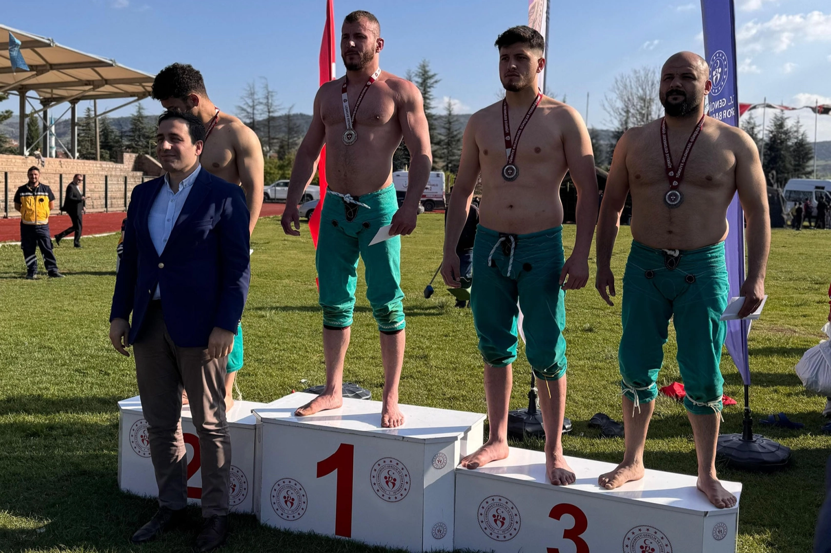 Sakaryalı pehlivanlardan Bilecik’te bir altın, bir gümüş madalya