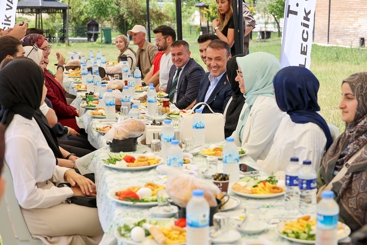 Bilecik Valisi bayramda öğrencilerle buluştu