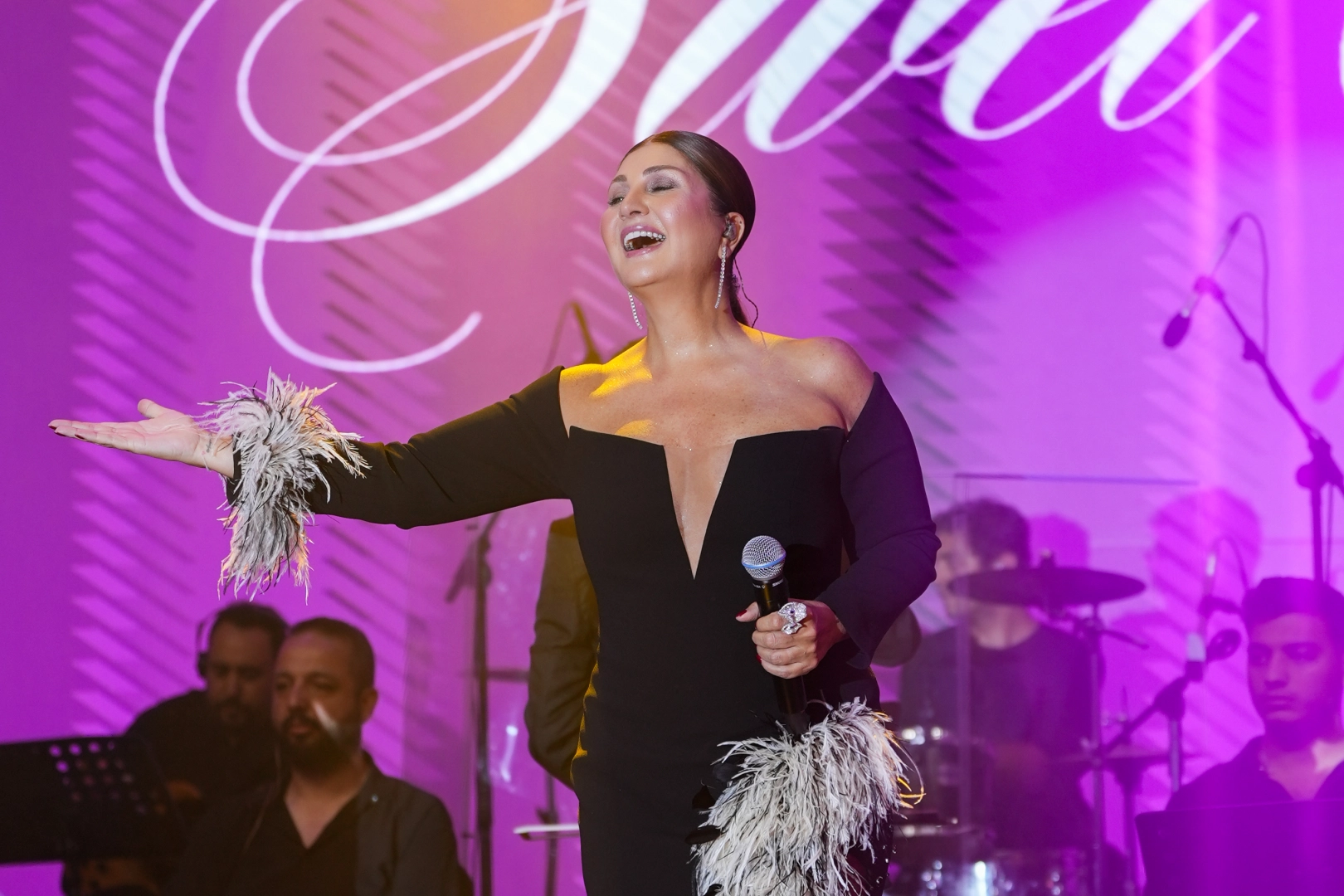 Sibel Can'dan Kıbrıs'ta bayram şöleni