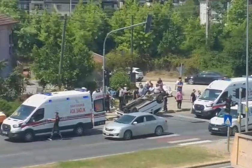 Düzce’de yaya geçidinde araç takla attı: 3 yaralı!