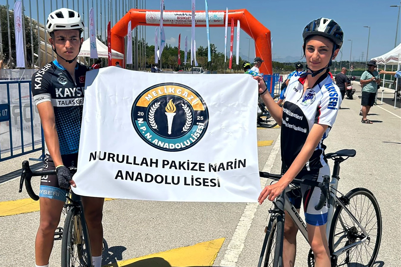 Kayseri'nin gururlandıran lise... Bisiklet ve voleybolda parladı