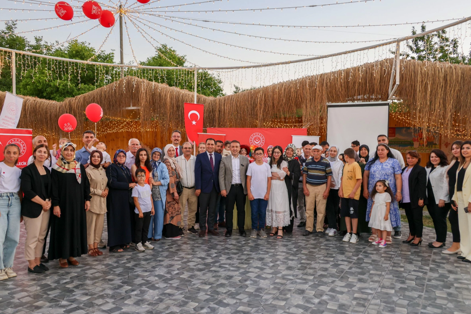 Vali Faik Oktay Sözer, koruyucu ailelerle bir araya geldi