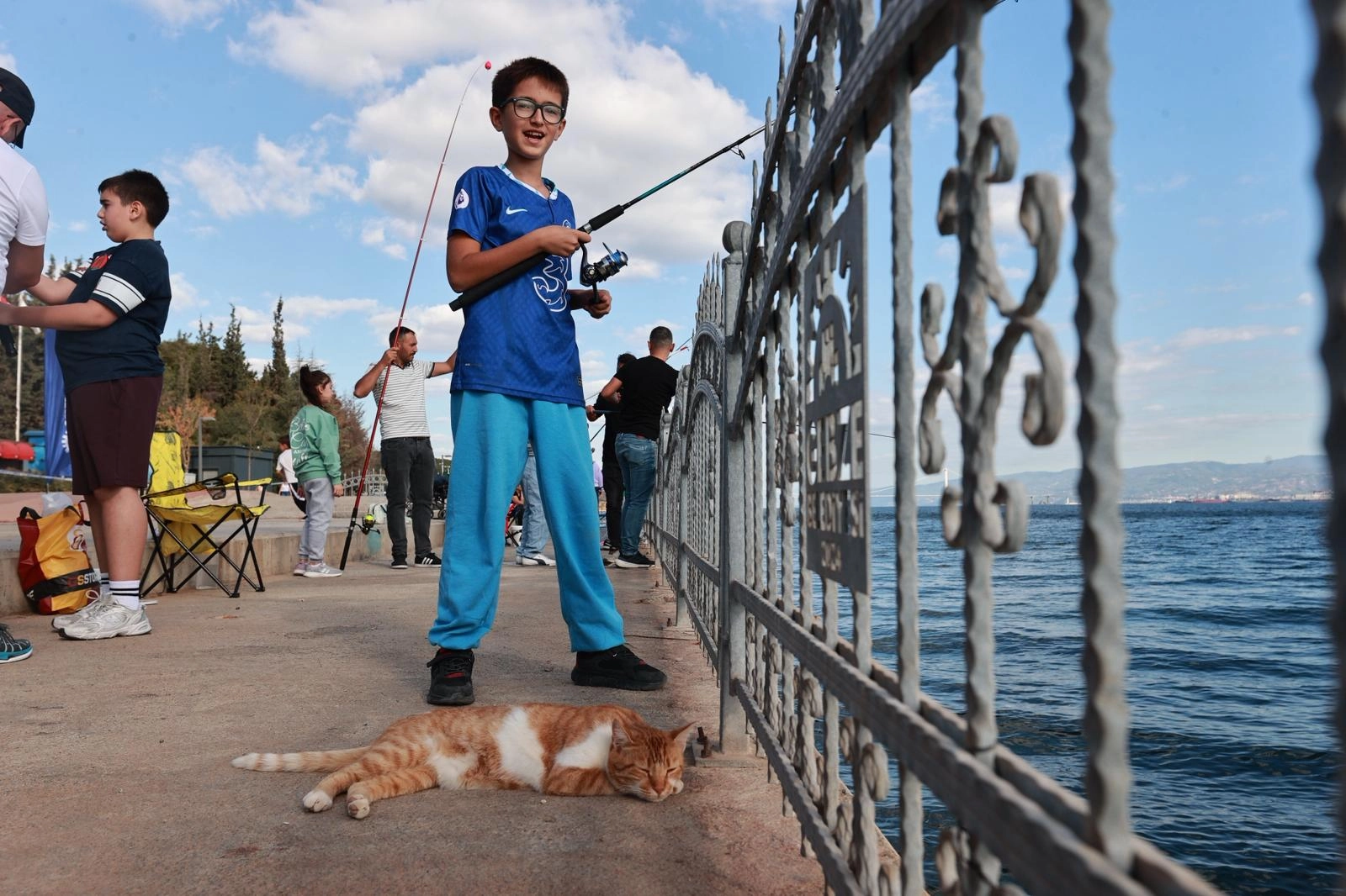 Eskihisar Sahili’nde baba-çocuk balık tuttular