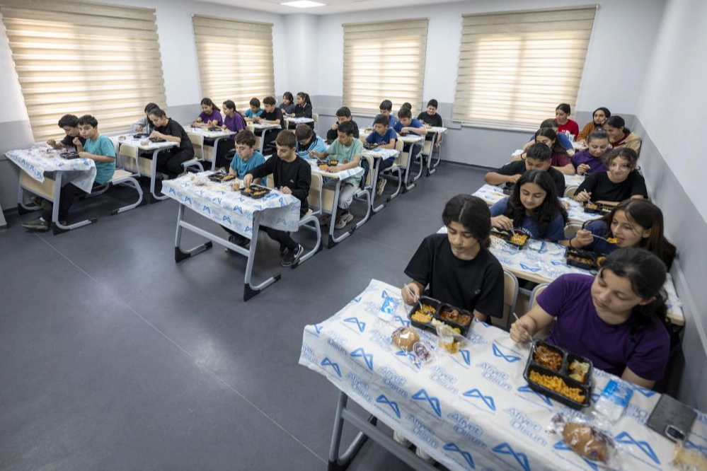 Mersin'de öğrencilere hem eğitim hem sıcak yemek desteği